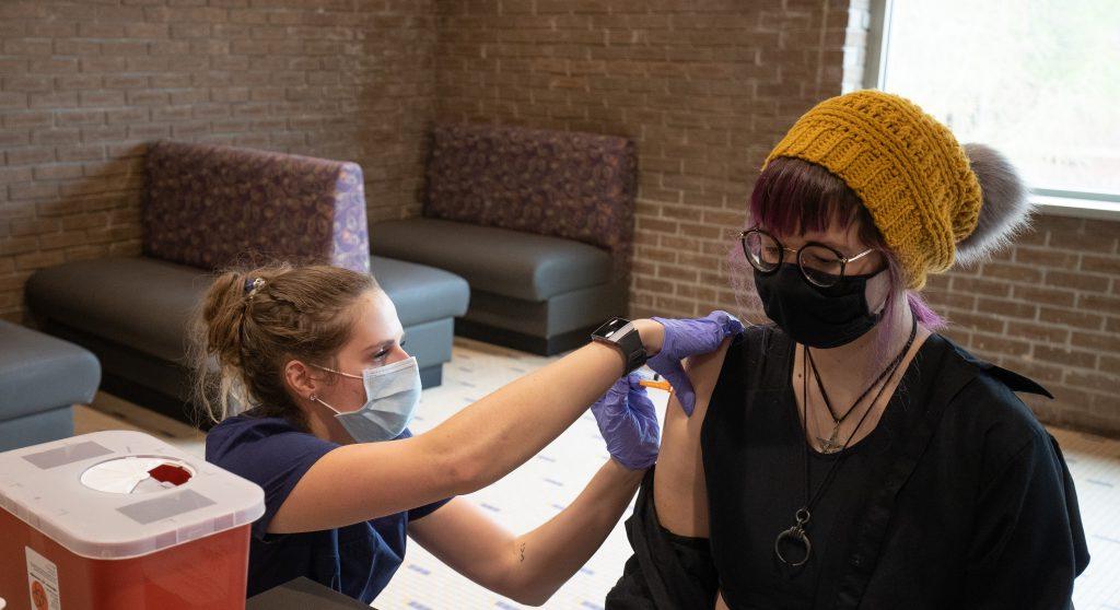 一名女学生在校园里接种新冠病毒疫苗.