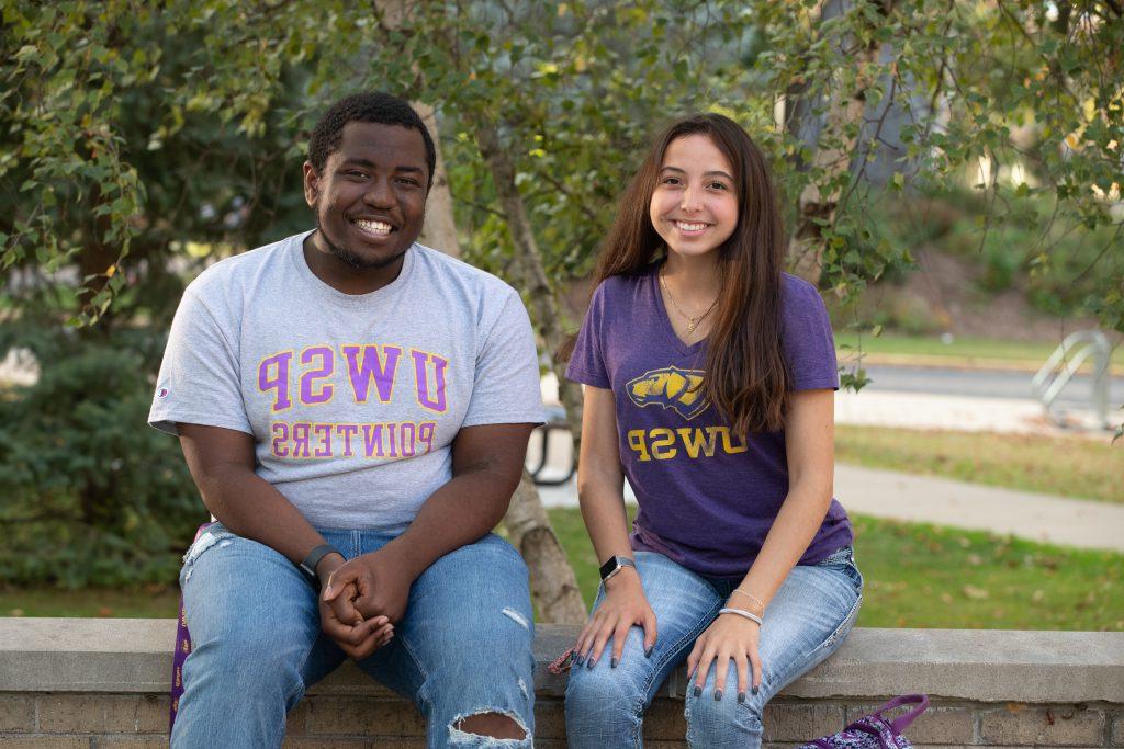 学生们穿着威斯康星大学史蒂文斯角分校的衬衫坐在外面.