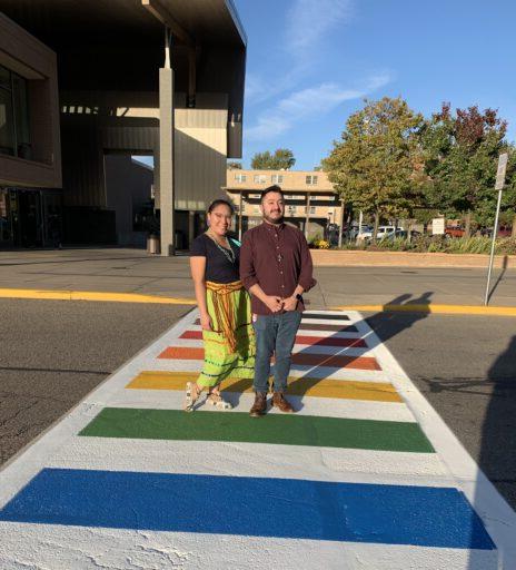 两个人站在德雷福斯大学中心前的LGBTQ+主题人行横道上.